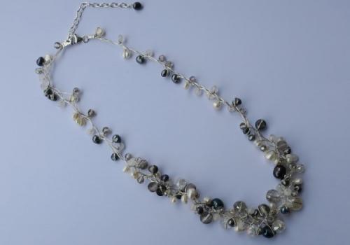 Kette, Perlen, weiß u. silber